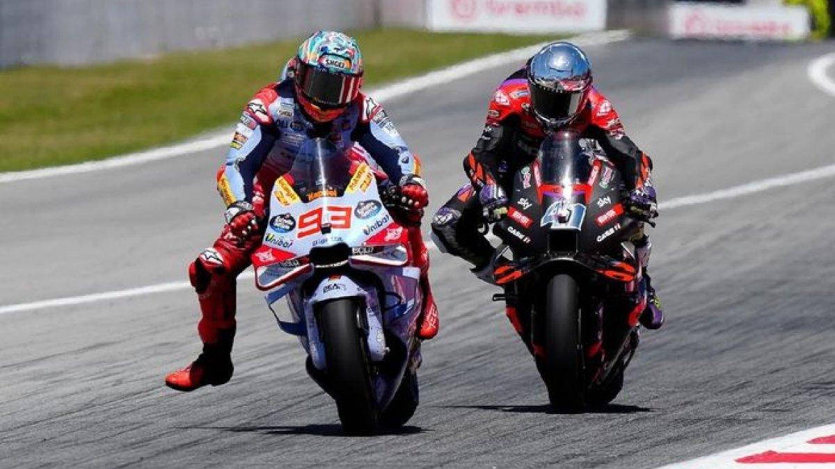 Pembalap Gresini Racing, Marc Marquez melewati Aleix Espargaro (Aprilia Racing) pada balapan MotoGP Catalunya 2024, Minggu, 26 Mei 2024.