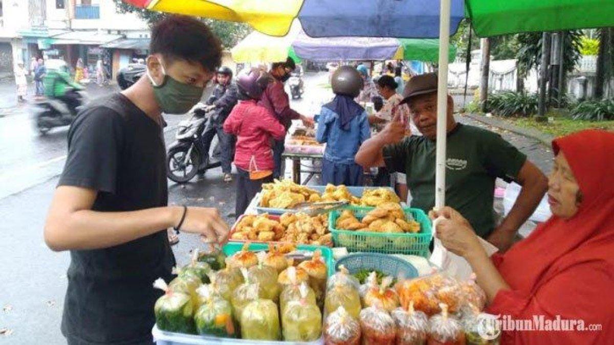 Pembeli sedang memilih kudapan berbuka puasa yang ada di pasar takjil dadakan di daerah Jalan Terusan Surabaya, Kota Malang, Minggu (26/4/2020).