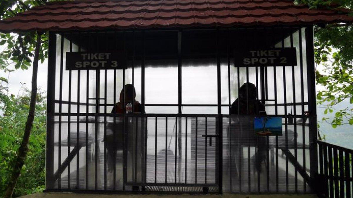 PEMBELIAN TIKET - Tiket masuk dan spot foto di Bukit Kalibiru, Desa Hargowilis, Kecamatan Kokap, Kulon Progo, Daerah Istimewa Yogyakarta, biasanya dapat dibeli langsung di loket resmi yang tersedia di area wisata.