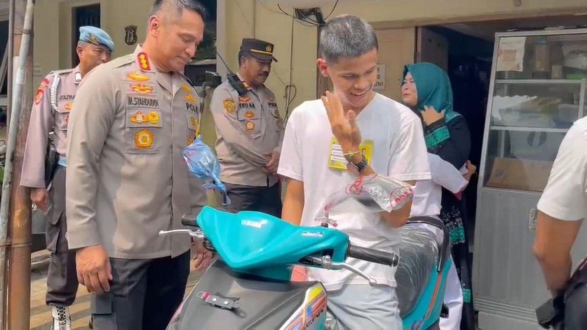 Pemberian motor dari Kapolres Metro Jakarta Barat kepada Satrio