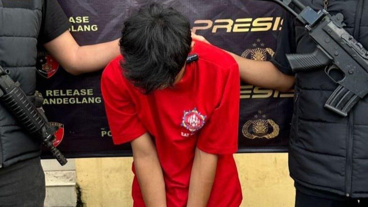 Pembunuh penjaga warung di Pandeglang, Banten, yang dihadirkan polisi dalam konferensi pers, Sabtu (10/2/2024).
