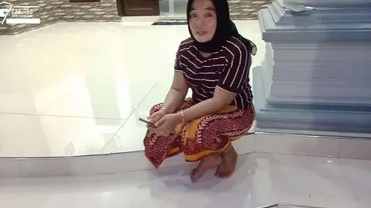Pemilik rumah mewah di Madura, bekerja sebagai TKI di Malaysia.