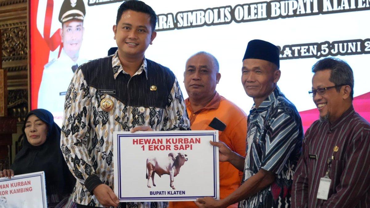 IDUL ADHA KLATEN - Pemkab Klaten menggelar kegiatan serah terima hewan kurban kepada penerima di Pendopo Pemkab Klaten, Kamis (5/6/2025).