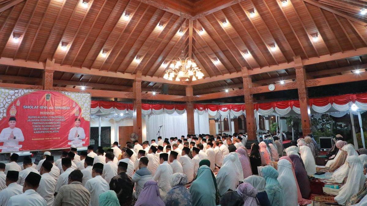 INFO KLATEN - Pemerintah Kabupaten (Pemkab) Klaten menggelar tarawih keliling (tarling) pada Ramadan 1446 H di pendopo Rumah Dinas Bupati Klaten, Rabu (5/3/2025) malam.