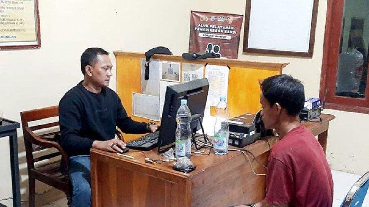 Pemuda ketahuan mencuri di sebuah warung, nyali ciut saat digertak pemilik.