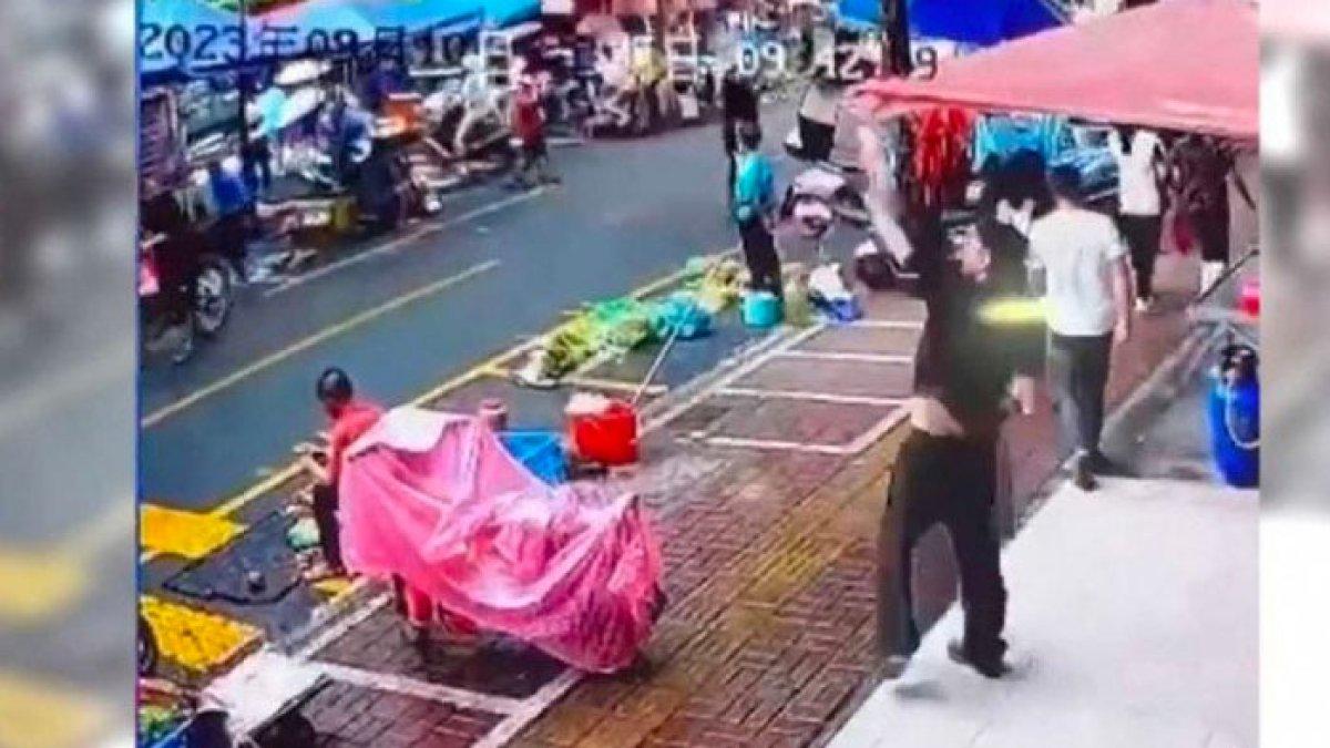 Pemuda patah hati hamburkan uang di jalanan setelah jual emas dari pacar