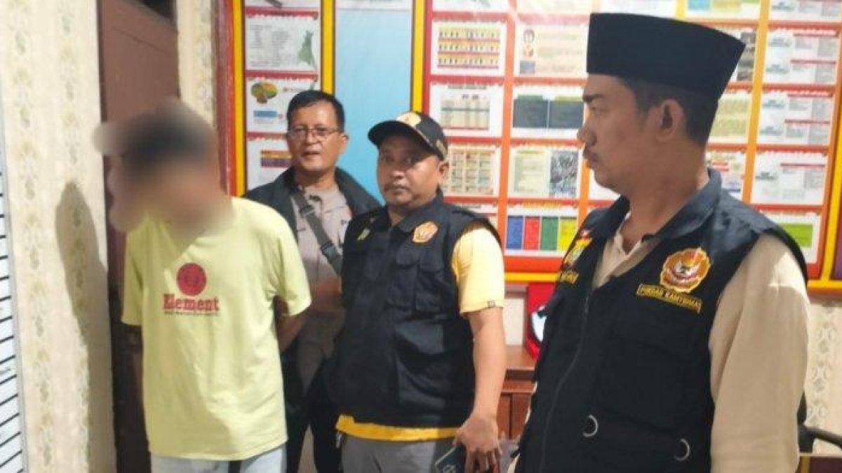 Pemuda berinisial MAA (26) tersangka percobaan penusukan Imam Musala saat diamankan di Mapolsek Kramat Jati, Jakarta Timur.