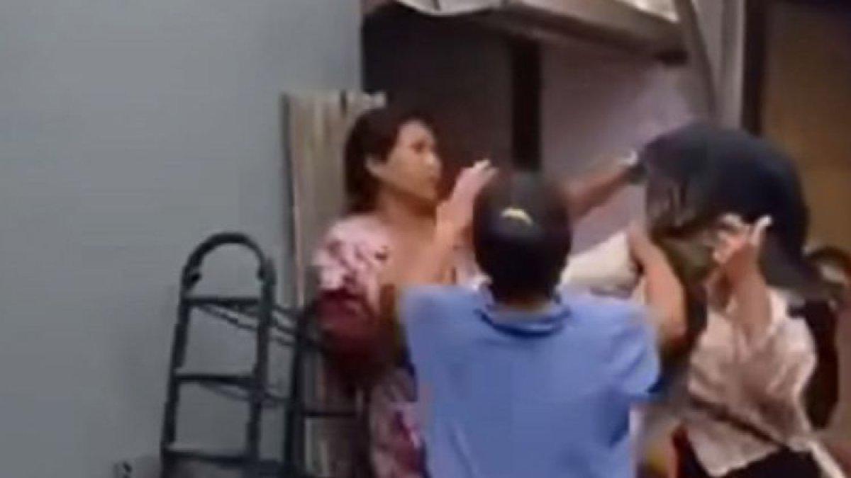 Penagih utang malah menjadi sasaran kekerasan oleh wanita yang hendak ditagih di Gresik, Jawa Timur.