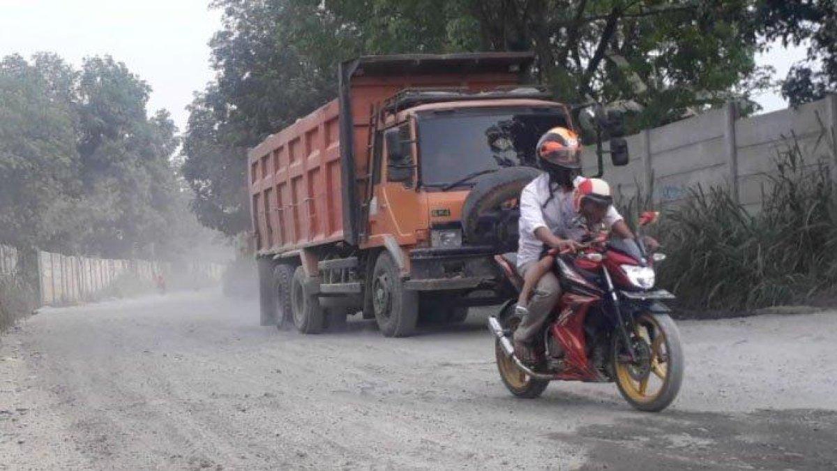 Penampakan jalan umum di kawasan Parungpanjang, Kabupaten Bogor yang dikeluhkan warga sejak lama karena sering dilintasi truk tambang. (Dok. 25 September 2018).