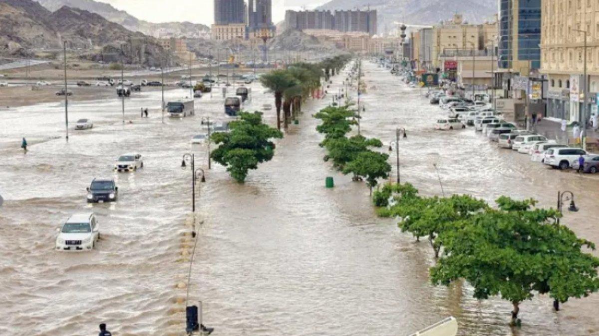 Penampakan kondisi Kota Madinah, Jeddah, dan Makkah yang kini sedang diterjang banding bandang, bagaimana nasib Ka'bah?