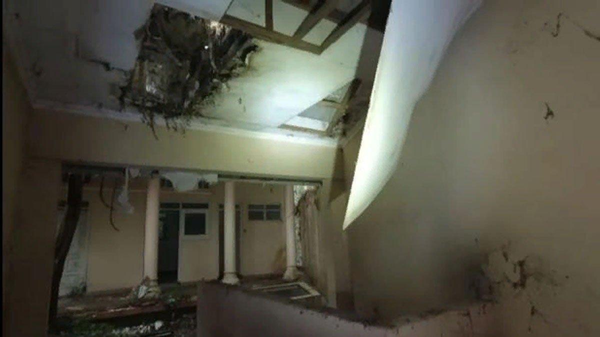 Penampakan rumah Suzanna, atapnya bocor.