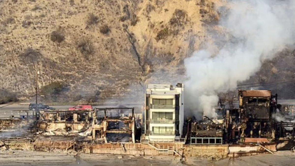 Penampakan rumah mewah milik David Steiner masih berdiri kokoh dan selamat dari kebakaran hebat di Los Angeles, Amerika Serikat.