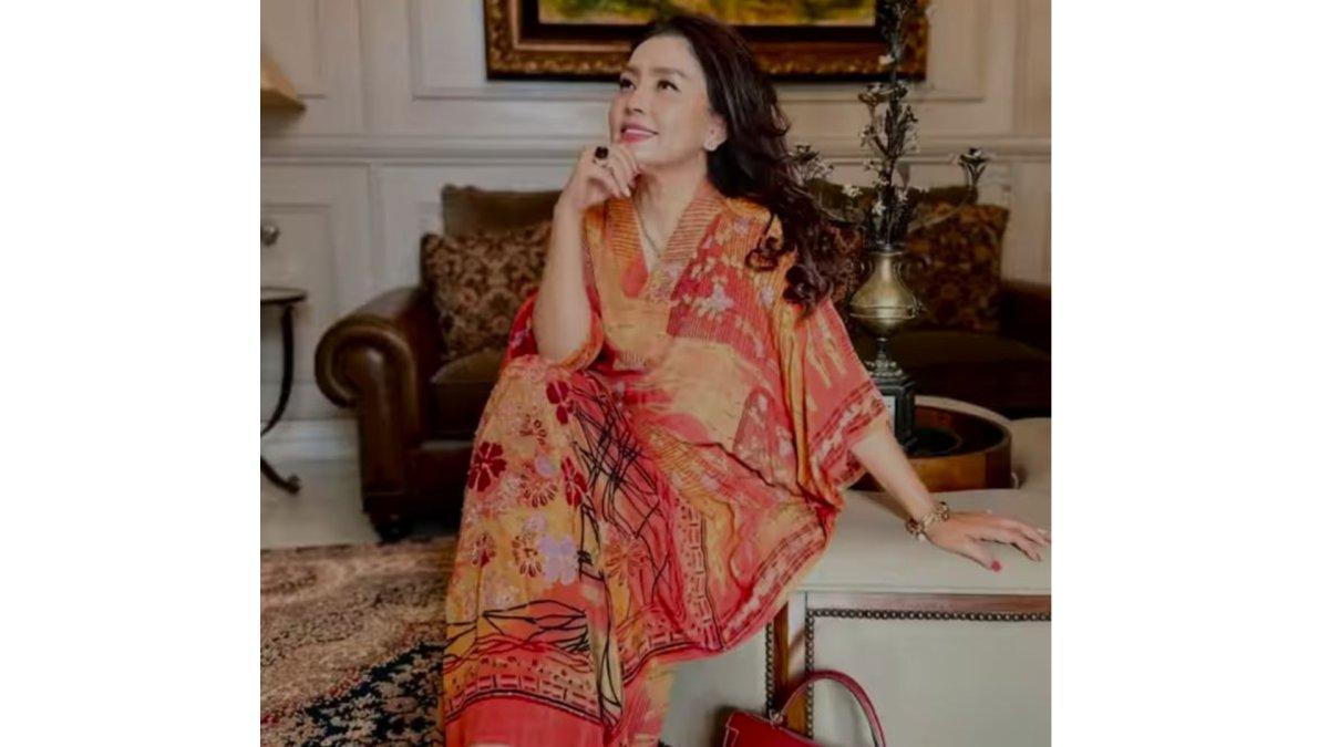 Penampilan Mayangsari pakai kaftan.