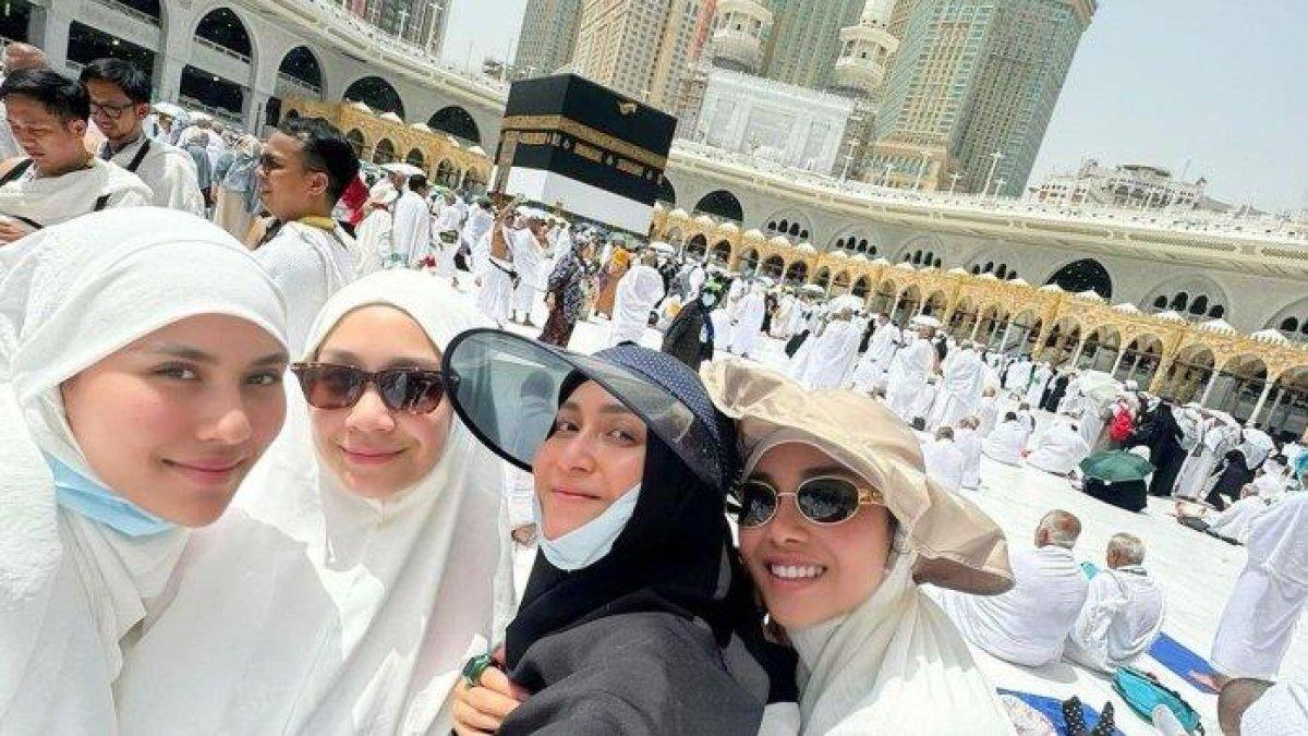 Penampilan Nagita, Syahnaz dan Nisya Ahmad saat tawaf.