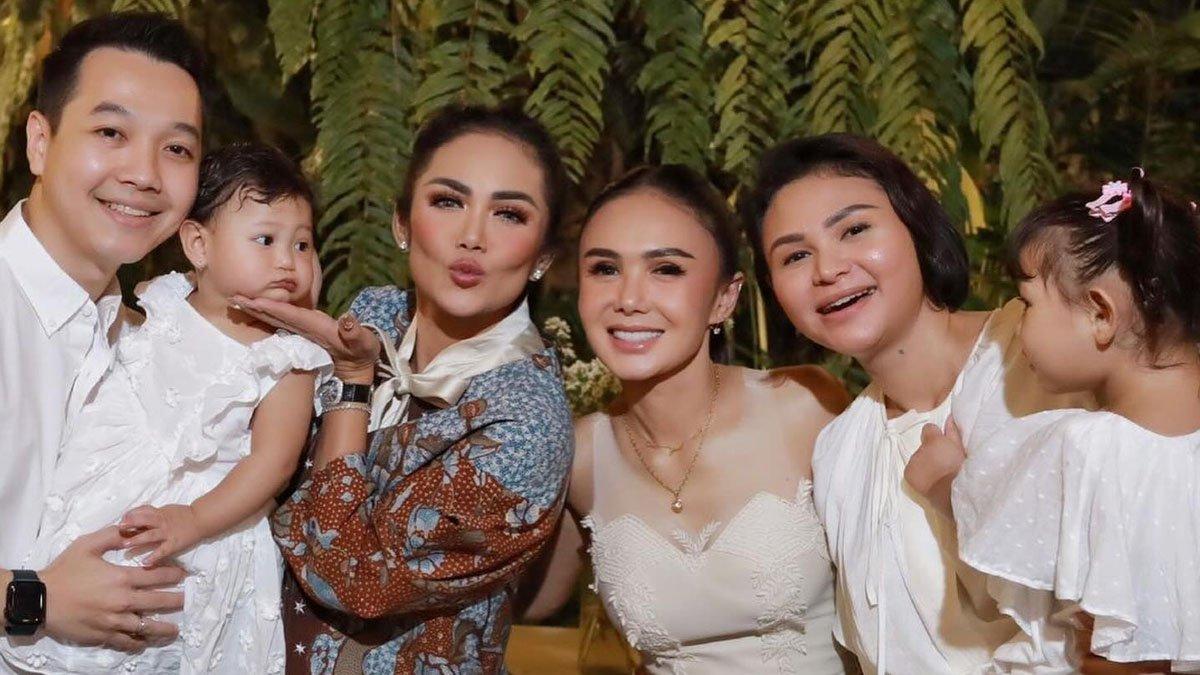 Penampilan Yuni Shara di Acara Ultah yang ke-52 Kolase Instagram @yunishara36