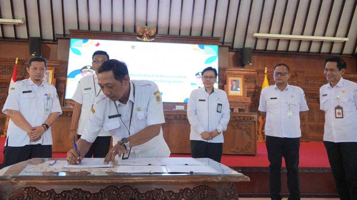 FORUM SATU DATA - Penandatanganan komitmen bersama bentuk integrasi informasi antar instansi saat Forum Satu Data Klaten untuk semester I tahun 2025 di Pendopo Pemkab Klaten, Rabu (18/6/2025).