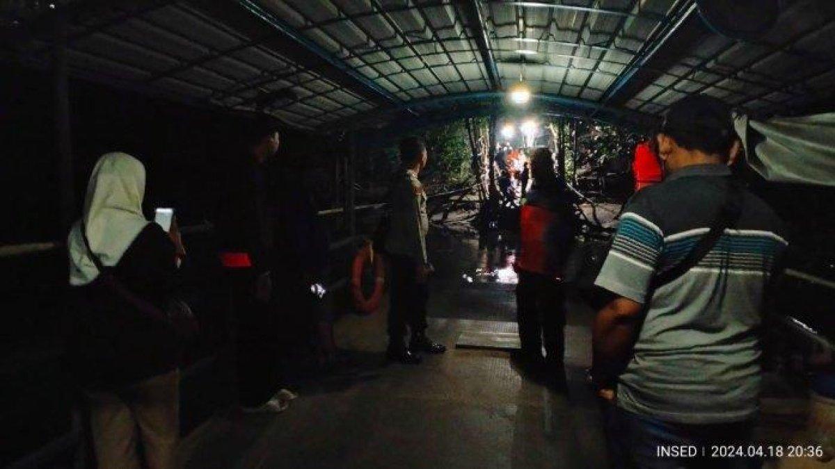 Pencarian korban tenggelam di sungai Kalimas, Gresik, Kamis, (18/4/2024).