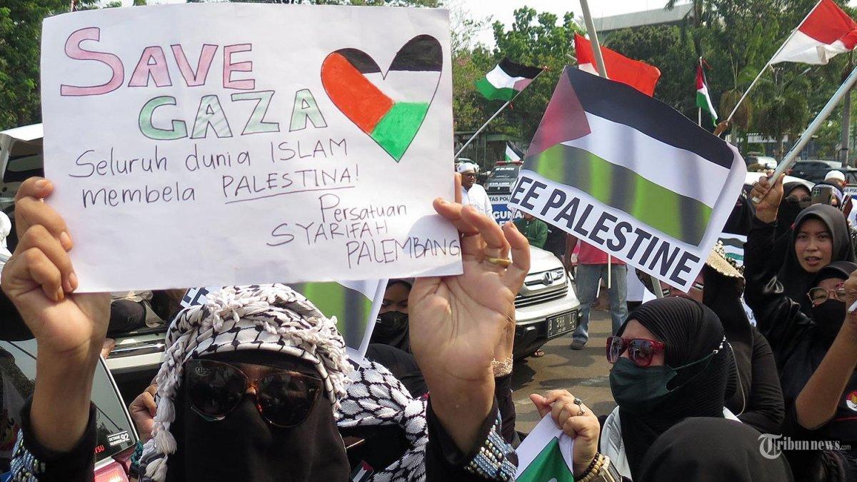 Sejumlah pendemo membentangkan poster dan bendera Palestina ukuran besar. Sejumlah elemen masyarakat akan gelar aksi damai bela Palestina. hari ini Minggu (5/11/2023) di Monumen Nasional, Jakarta Pusat.