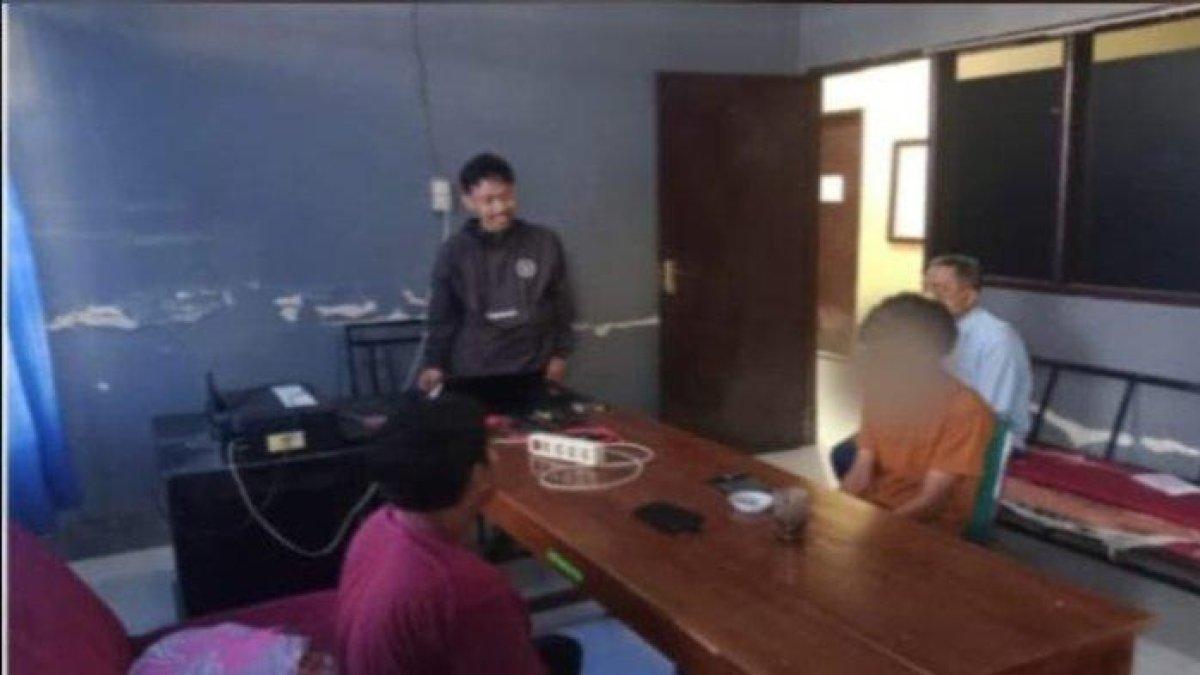 Penganiaya pacar diperiksa di Mapolres Sinjai, Sulawesi Selatan, Selasa (23/4/2024). Aniaya dipicu aplikasi MiChat di HP pacar.