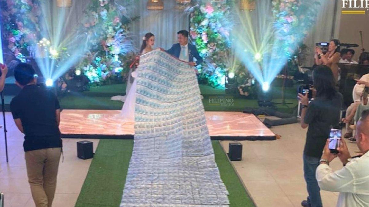 Pengantin pria beri karpet uang ke istri, jumlahnya fantastis