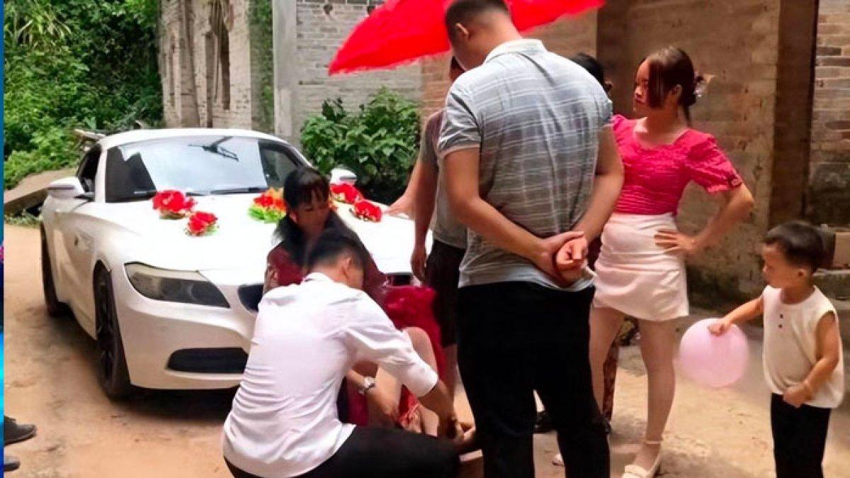 Pengantin pria ini disuruh minum air bekas rendaman kaki pengantin wanita