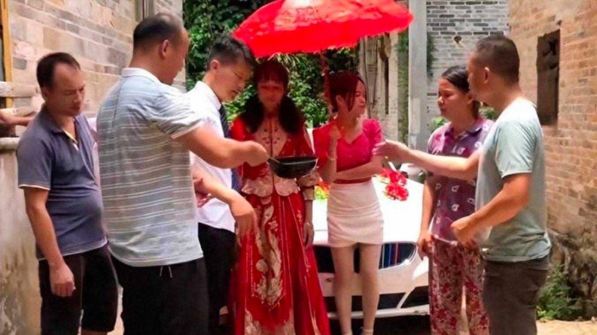 Pengantin pria ini disuruh minum air bekas rendaman kaki pengantin wanita