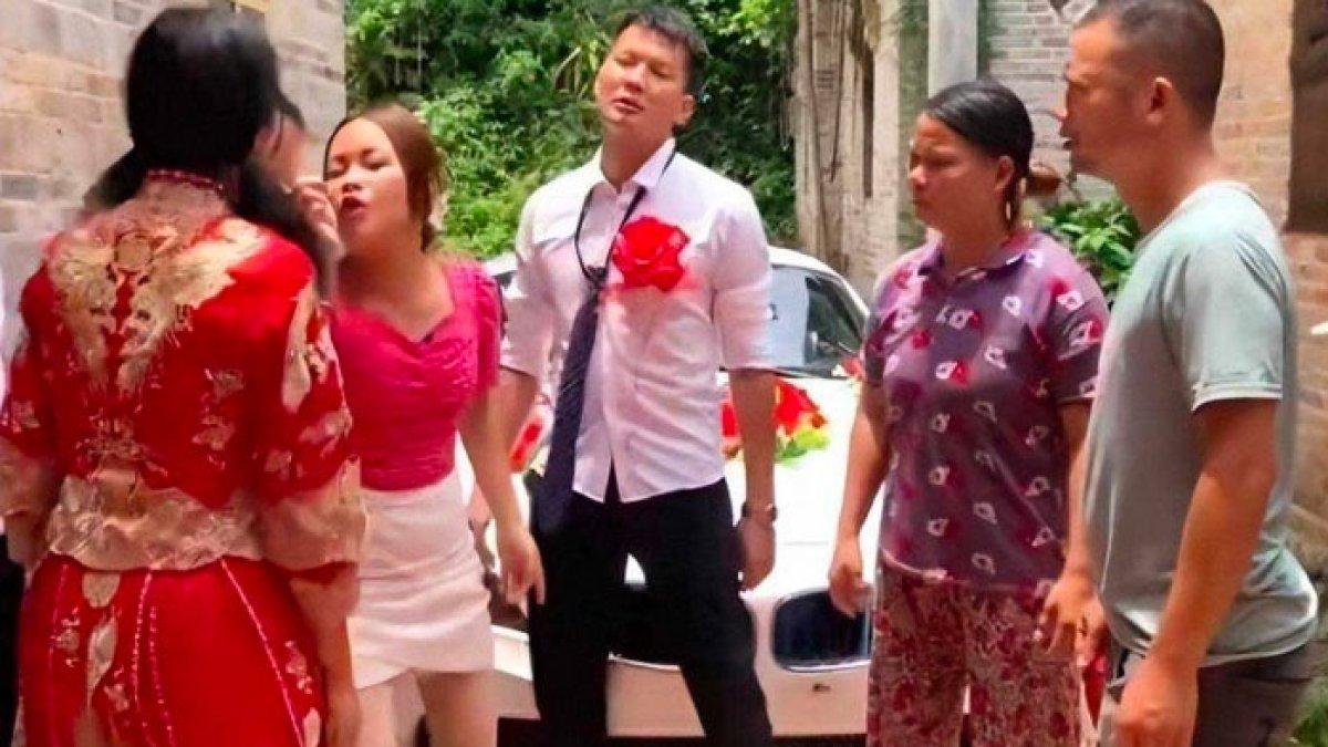 Pengantin pria ini disuruh minum air bekas rendaman kaki pengantin wanita