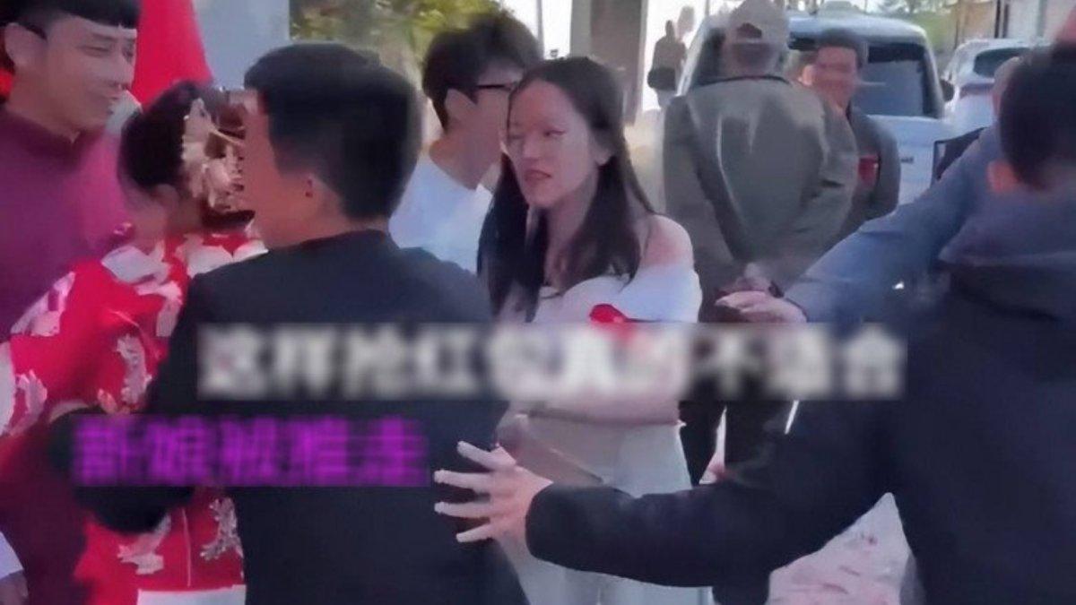 Pengantin wanita bagi-bagi uang malah dibully kerabat sendiri