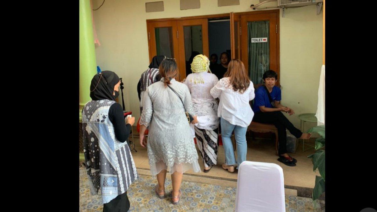 Pengantin wanita duduk sendirian di pelaminan, suami sibuk urus jenazah ibu.