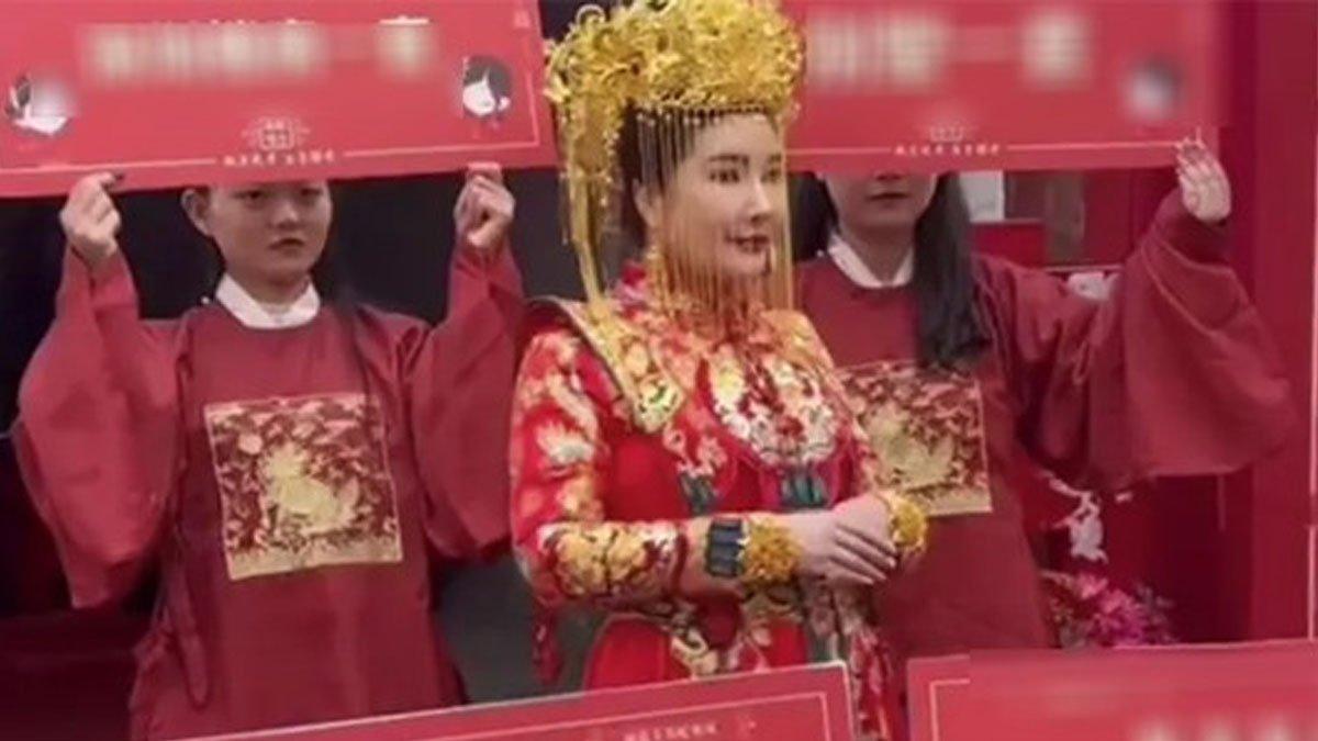 Pengantin wanita ini mendapatkan mahar dengan nominal yang fantastis, sebuah supercar dan juga uang senilai Rp 21 miliar.