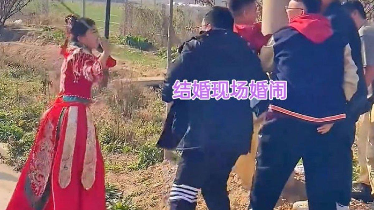 Pengantin wanita lindungi suami yang diikat di tiang oleh teman-temannya