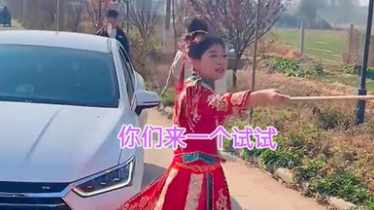 Pengantin wanita lindungi suami yang diikat di tiang oleh teman-temannya