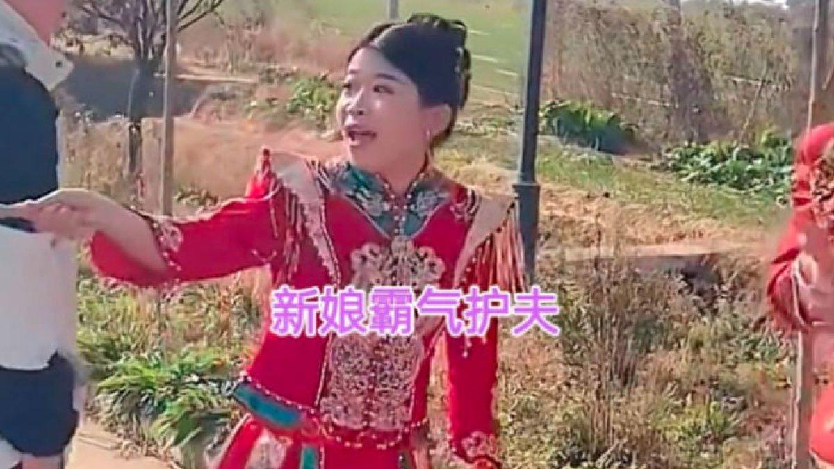 Pengantin wanita lindungi suami yang diikat di tiang oleh teman-temannya