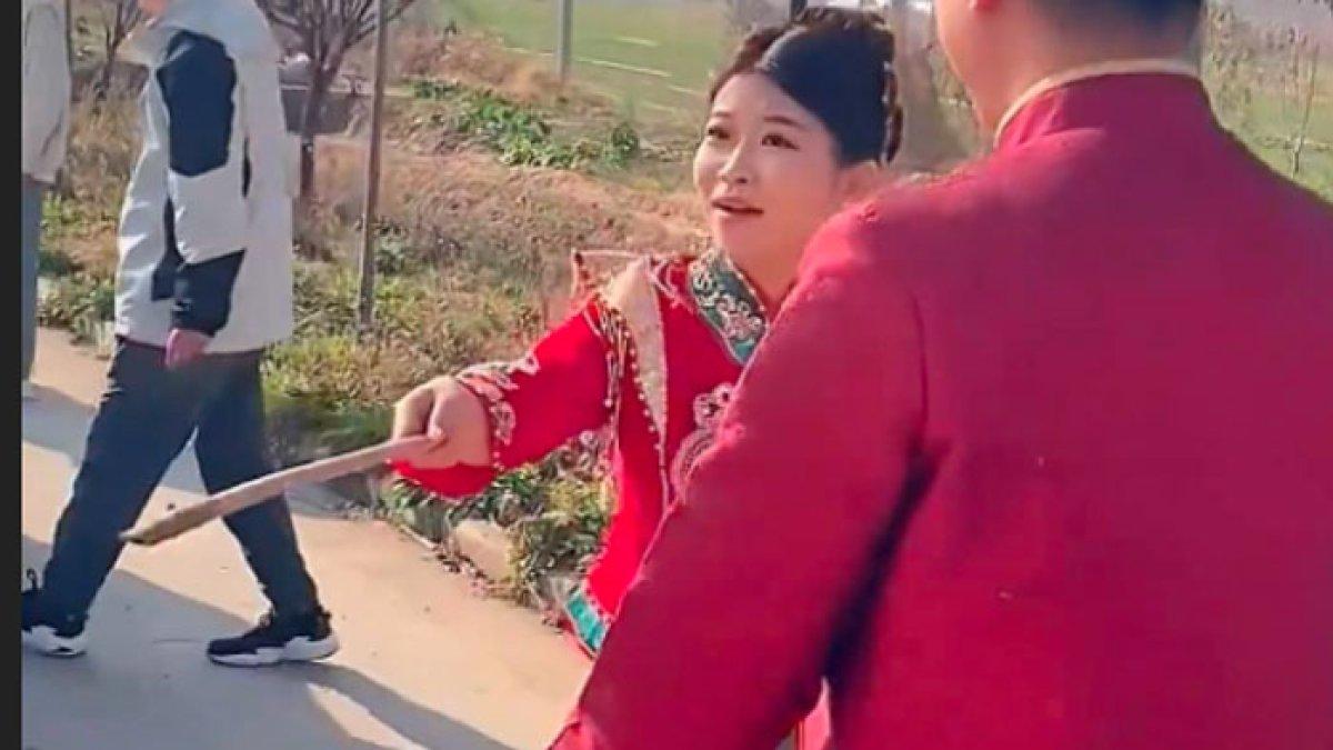 Pengantin wanita lindungi suami yang diikat di tiang oleh teman-temannya