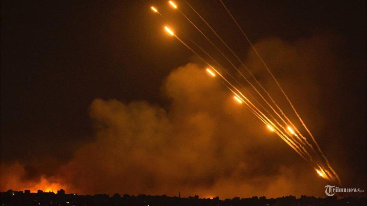Pengawal Revolusi Iran Meluncurkan Drone Kamikaze dan Rudal Balistik, menunjukkan ledakan menerangi langit di Hebron dan Tel Aviv selama serangan Iran terhadap Israel. Minggu (14/4/2024). Pengawal Revolusi Iran mengkonfirmasi bahwa serangan pesawat tak berawak dan rudal sedang dilakukan terhadap Israel, sebagai pembalasan atas serangan pesawat tak berawak yang mematikan pada tanggal 1 April di konsulatnya di Damaskus.