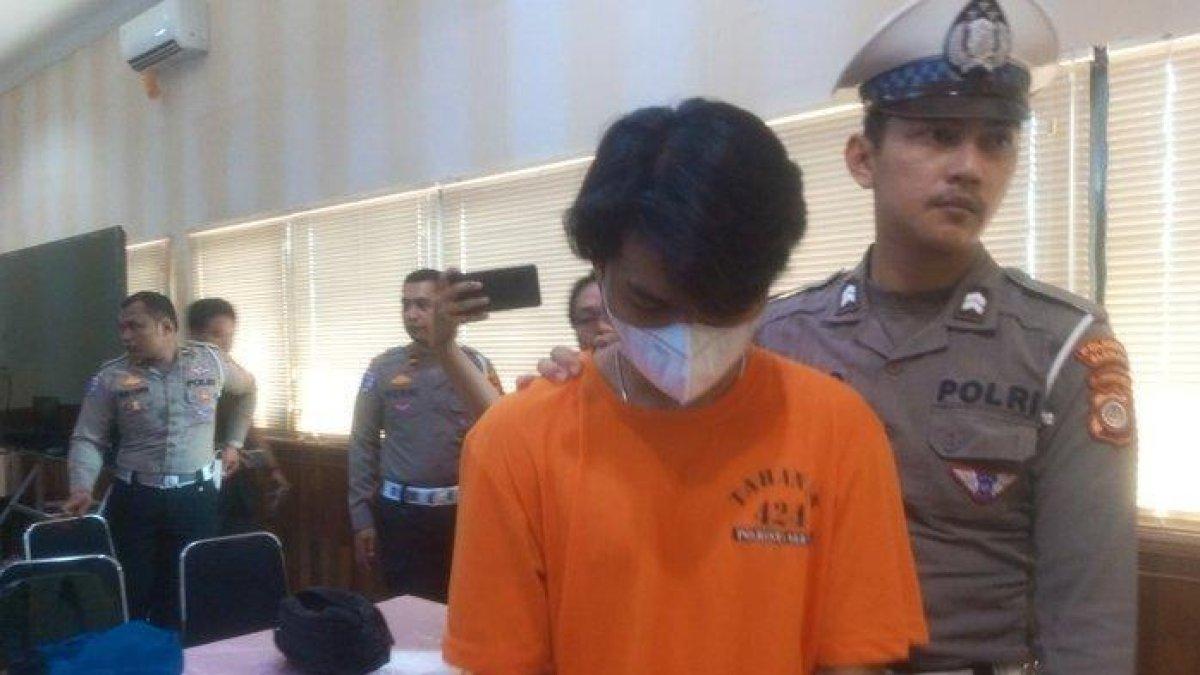 MAHASISWA UGM DITABRAK - Polisi menunjukkan Christiano Pengarapenta Pengidahan Tarigan, mahasiswa pengemudi mobil BMW yang menjadi tersangka dalam insiden kecelakaan maut di Jalan Palagan Tentara Pelajar tepatnya di Sariharjo, Ngaglik, Kabupaten Sleman. Kecelakaan tersebut terjadi pada Sabtu (24/5/205) dini hari yang menyebabkan Argo, mahasiswa Fakultas Hukum UGM, meninggal dunia.