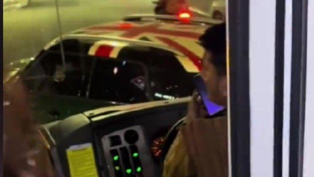 Pengemudi mobil mini cooper adang bus TransJakarta di Jakarta Utara