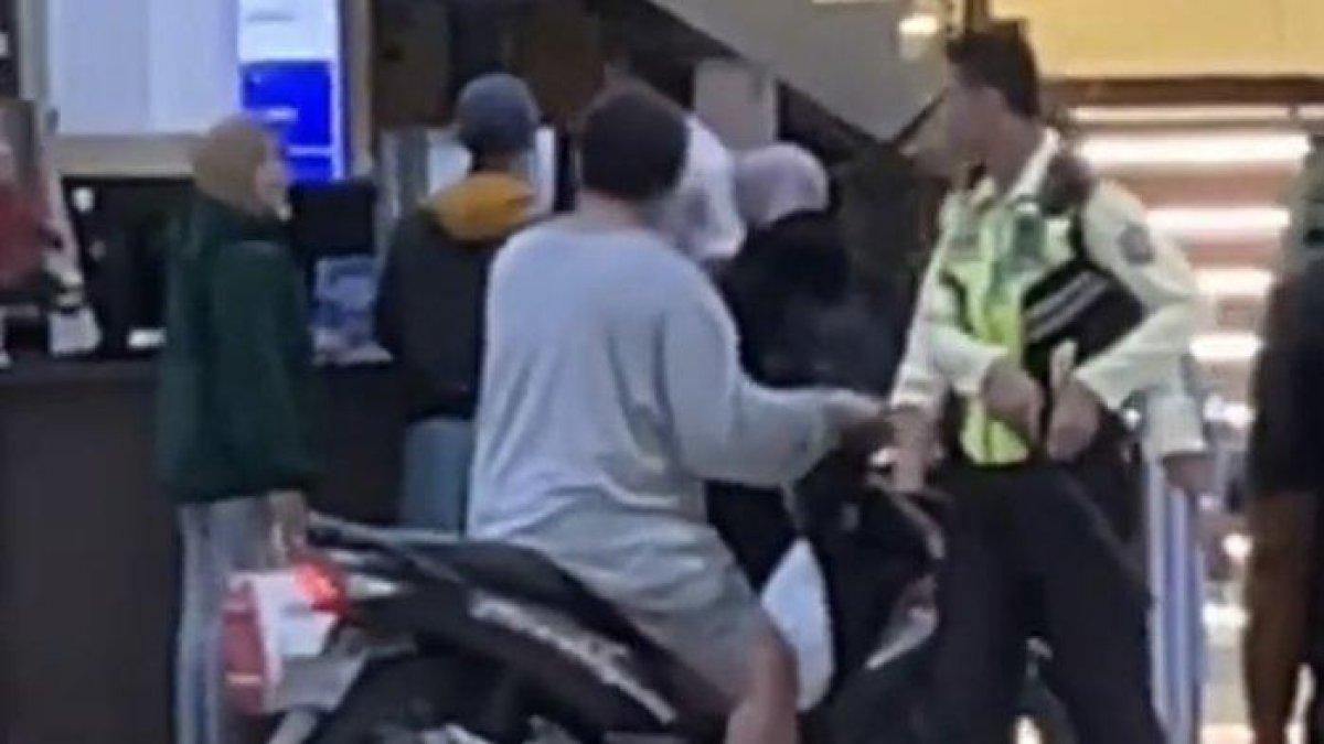 Pengendara motor nyelonong masuk ke hall Stasiun Yogyakarta, Sabtu (21/10/2023) dini hari