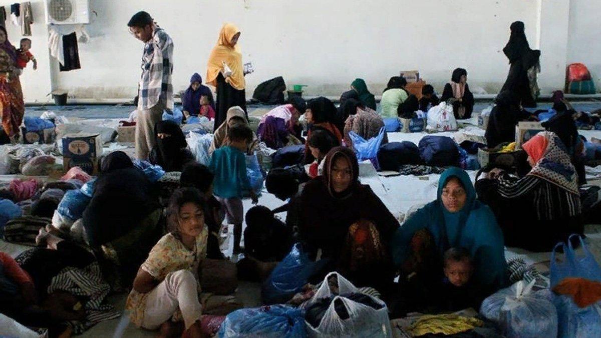 Pengungsi Rohingya yang sudah kembali ke Balai Meuseuraya Aceh pada Kamis (28/12/2023). Pada Rabu (27/12/2023), mereka sempat dibawa paksa keluar dari tempat penampungan itu oleh sejumlah mahasiswa.