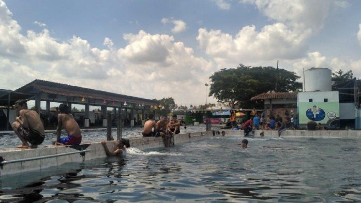 Pengunjung memadati kawasan pemandian Umbul Pluneng, Desa Pluneng, Kecamatan Kebonarum, Klaten, Minggu (28/10/2018).