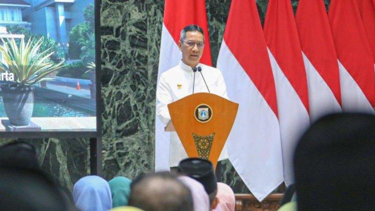 Penjabat Gubernur DKI Heru Budi Hartono saat memberi pengarahan kepada jajarannya.