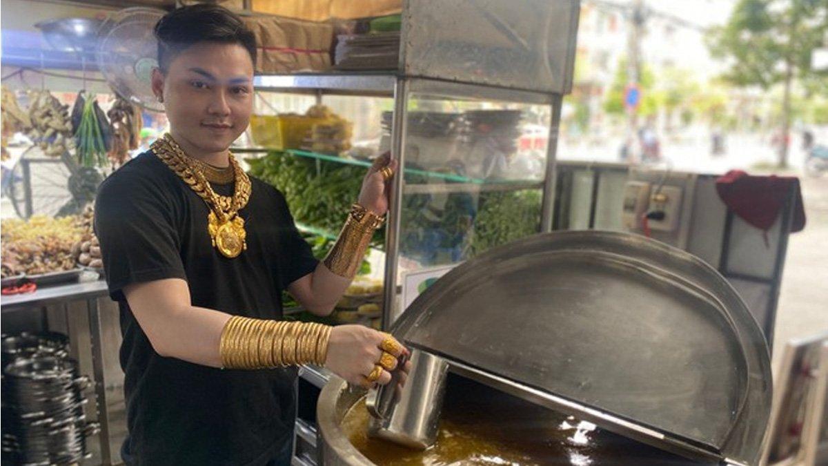 Penjual Sop Tampil Nyentrik dengan 70 Emas