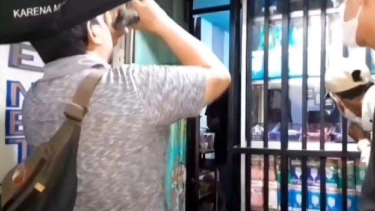 Penjual obat-obatan terlarang berkedok toko alat listrik di Kampung Duaratus, Kelurahan Margajaya, Kecamatan Bekasi Selatan, digrebek warga