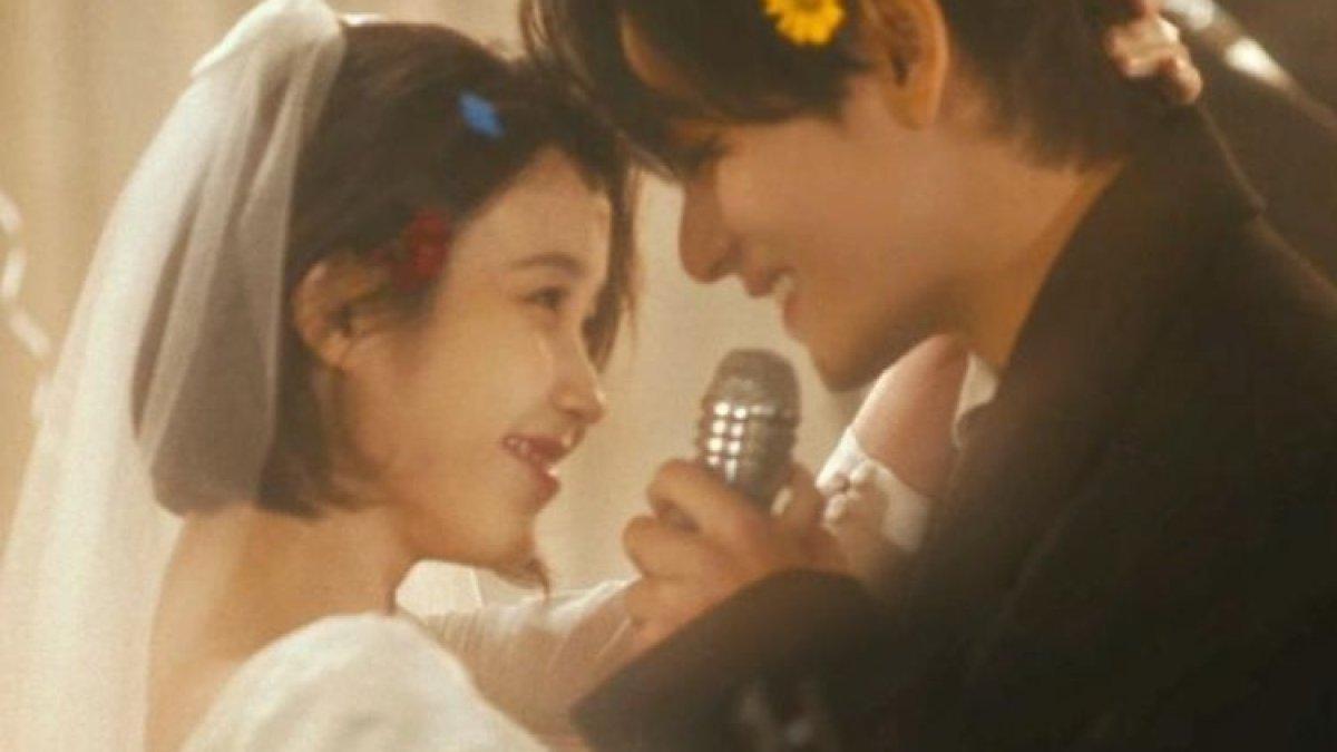 Penyanyi Korea Selatan, IU dan V member BTS tampil akrab di video musik lagu Love Wins All.