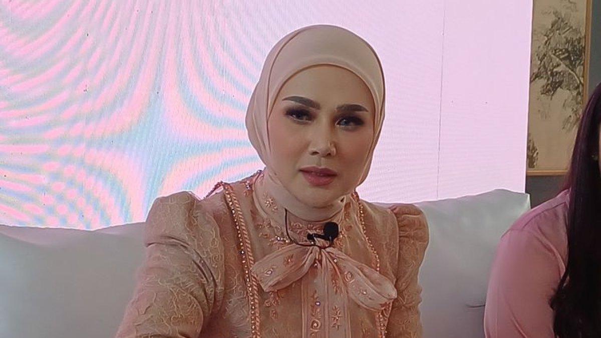 Penyanyi Mulan Jameela saat jumpa pers peluncuran bisnis minuman suplemen kolagen yang didirikannya, di daerah Ampera, Jakarta Selatan, Kamis (16/11/2023).