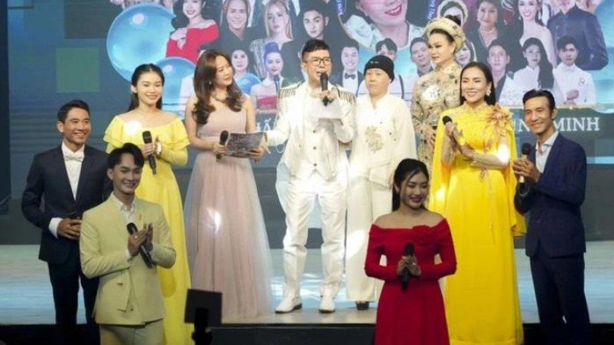 Nasib artis yang mengalami sakit dan harus berjualan permen