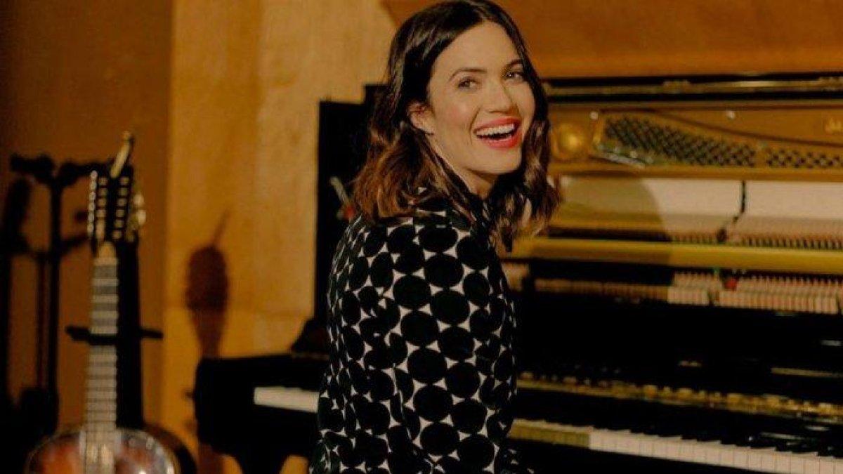 Penyanyi dan aktris Mandy Moore turut menjadi korban kebakaran ini.
