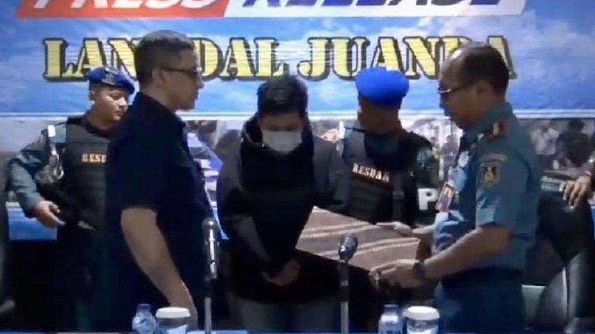 Penyerahan tersangka becanda bom ke Otban Wilayah III di Lanudal Juanda, Sidoarjo, Kamis (7/12/2023)