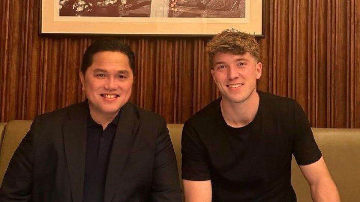 Penyerang FC Utrecht, Ole Romeny bersama Ketua Umum PSSI, Erick Thohir, pada Sabtu (16/11/2024).