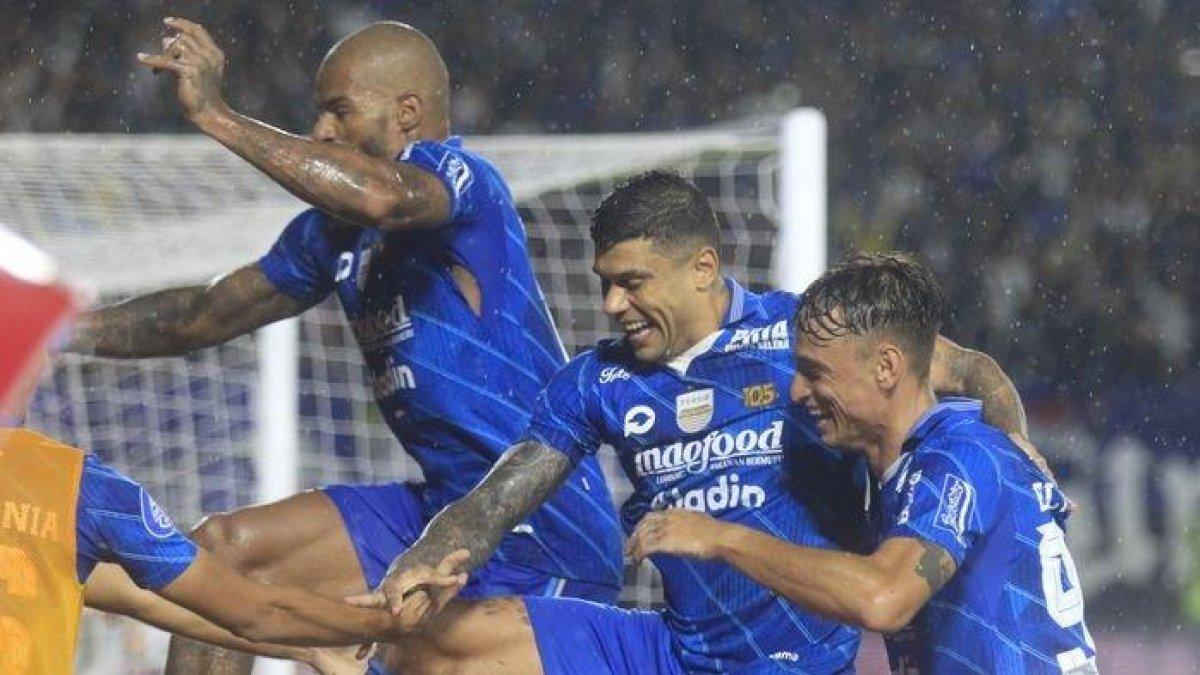 Penyerang Persib Bandung, Ciro Alves (tengah), merayakan gol bersama David da Silva dan Stefano Beltrame saat melawan Borneo FC pada pekan ke-33 Liga 1 2023-2024 di Stadion Si Jalak Harupat, Kabupaten Bandung, Kamis (25/4/2024) malam. Persib menang 2-1.